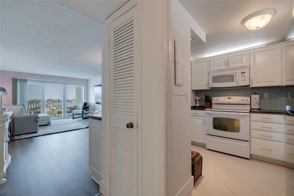 Active With Contract: $2,050 (1 beds, 1 baths, 843 Square Feet)