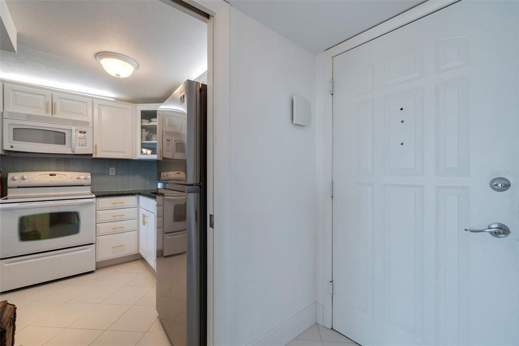 Active With Contract: $2,050 (1 beds, 1 baths, 843 Square Feet)