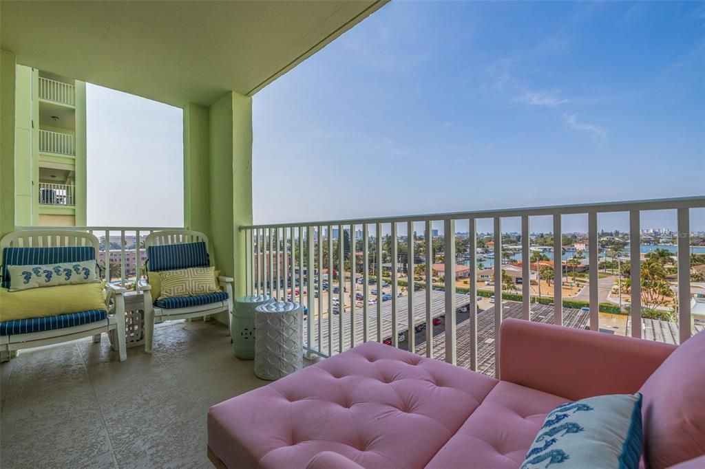 Active With Contract: $2,050 (1 beds, 1 baths, 843 Square Feet)