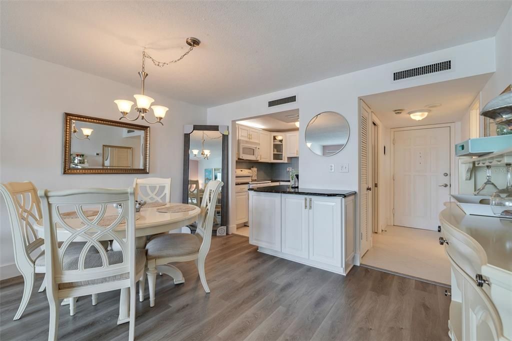 Active With Contract: $2,050 (1 beds, 1 baths, 843 Square Feet)