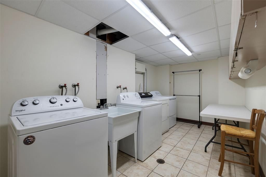 Active With Contract: $2,050 (1 beds, 1 baths, 843 Square Feet)