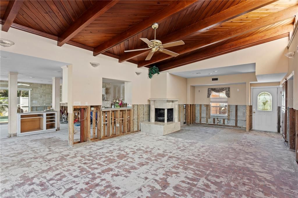 Activo con contrato: $1,690,000 (3 camas, 3 baños, 2374 Pies cuadrados)