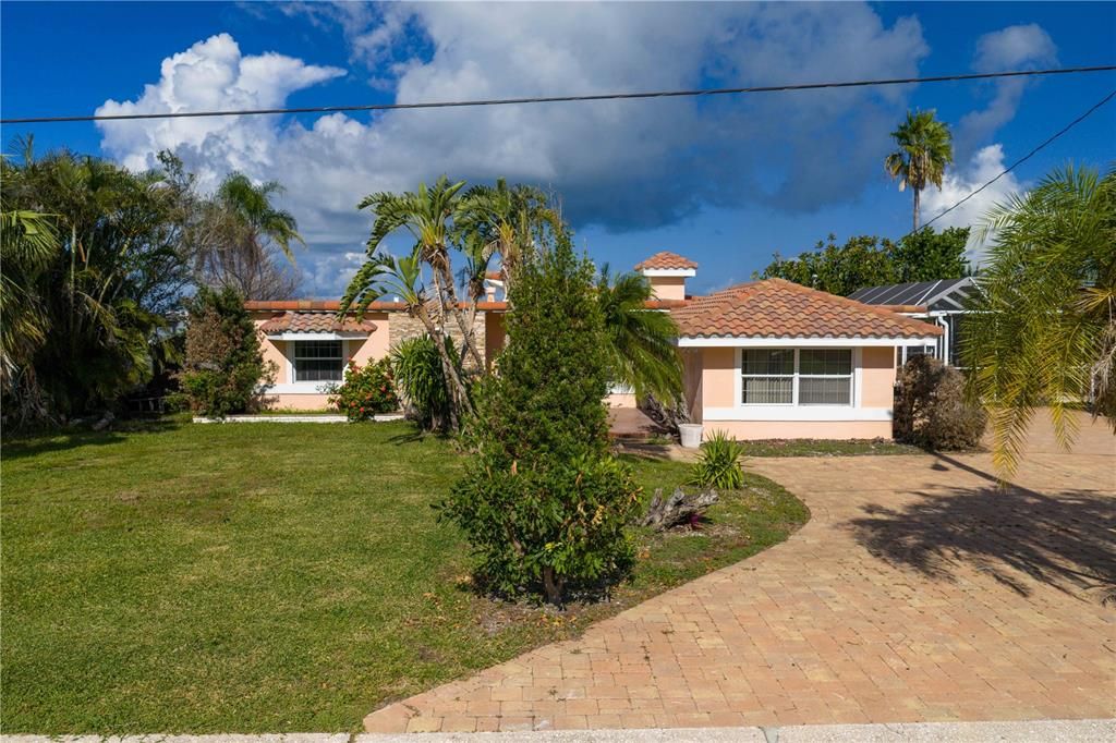 Activo con contrato: $1,690,000 (3 camas, 3 baños, 2374 Pies cuadrados)