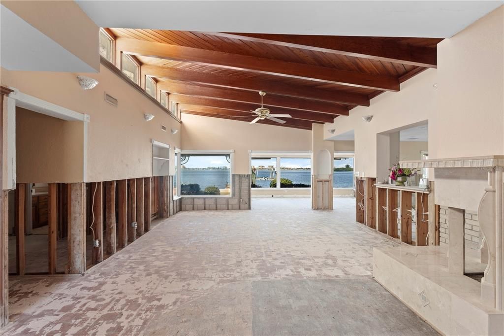 Activo con contrato: $1,690,000 (3 camas, 3 baños, 2374 Pies cuadrados)