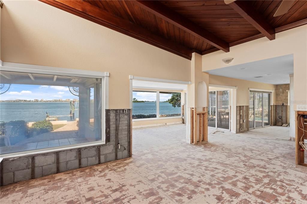 Activo con contrato: $1,690,000 (3 camas, 3 baños, 2374 Pies cuadrados)