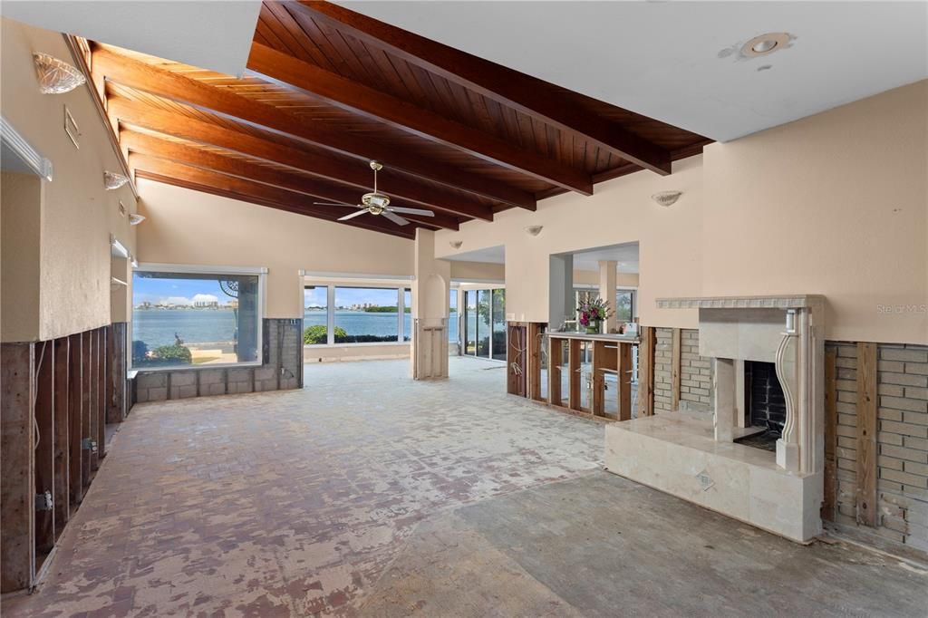 Activo con contrato: $1,690,000 (3 camas, 3 baños, 2374 Pies cuadrados)