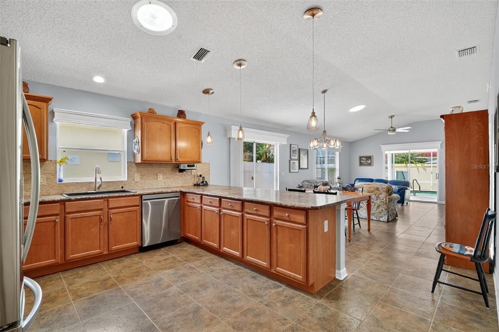 Active With Contract: $470,000 (3 beds, 2 baths, 1407 Square Feet)