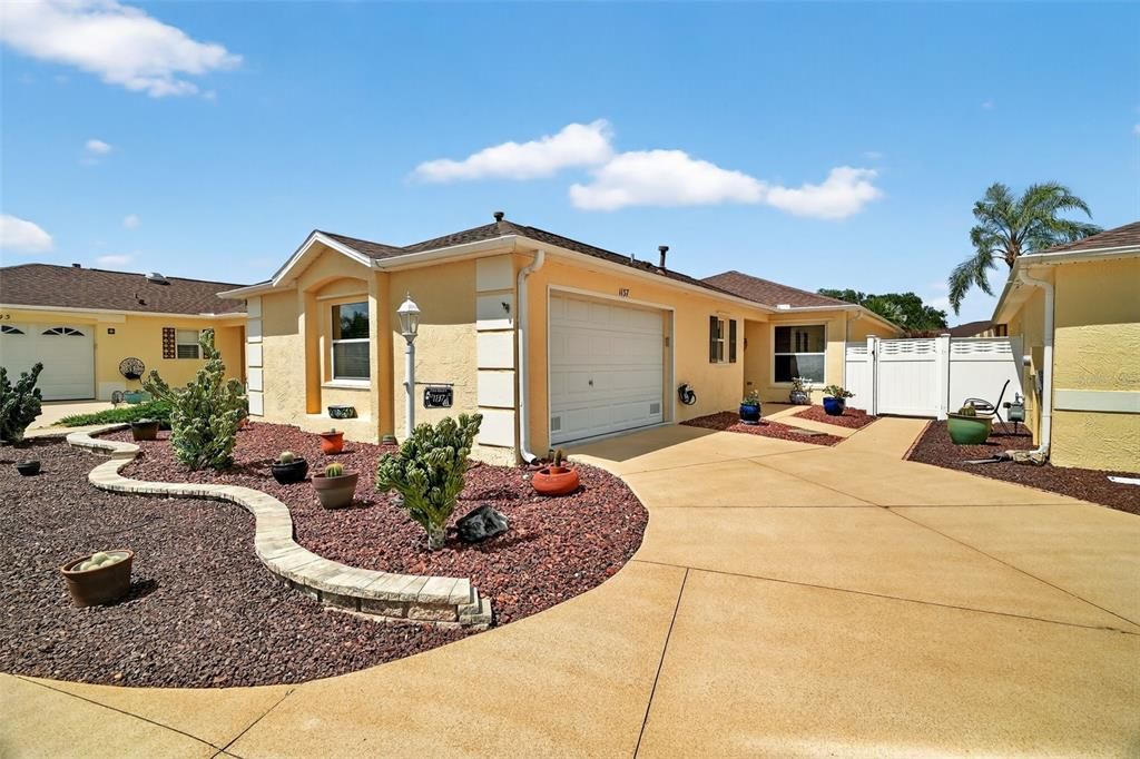 Active With Contract: $470,000 (3 beds, 2 baths, 1407 Square Feet)