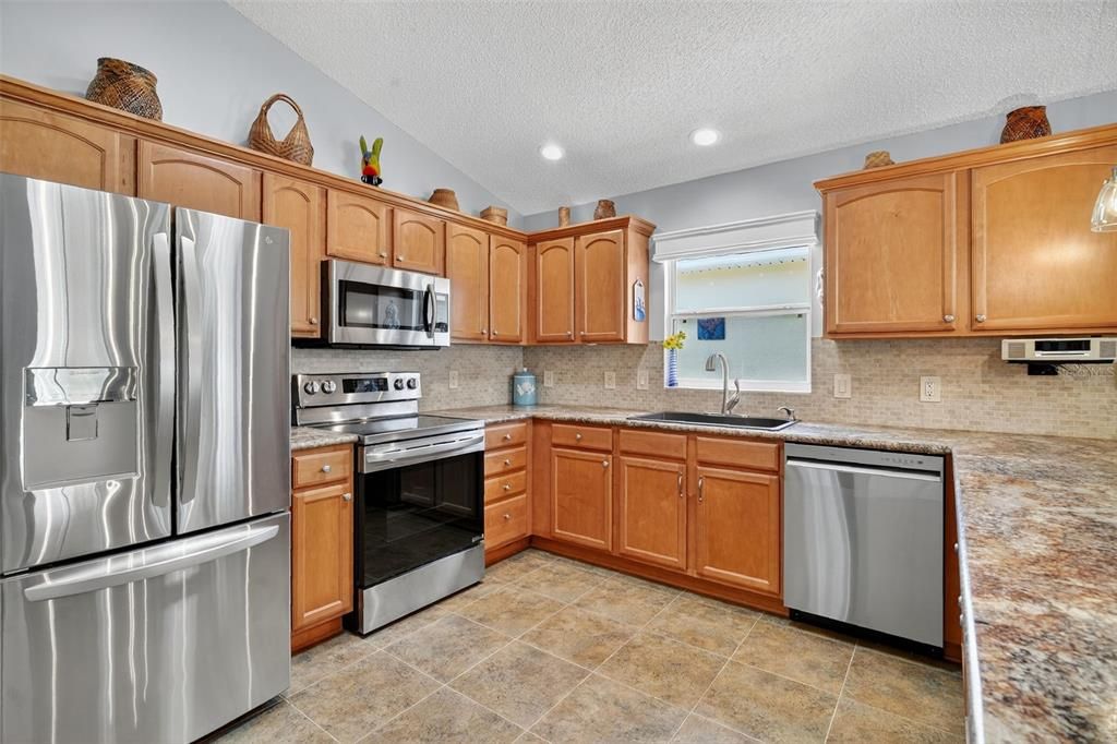 Active With Contract: $470,000 (3 beds, 2 baths, 1407 Square Feet)