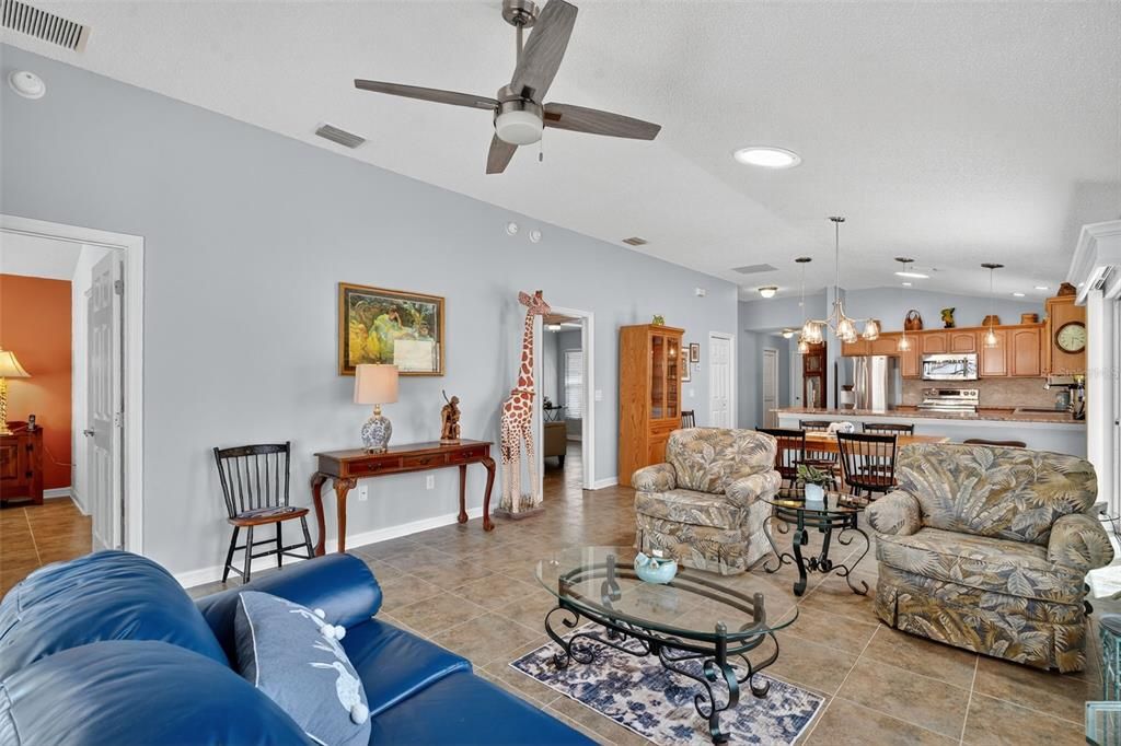 Active With Contract: $470,000 (3 beds, 2 baths, 1407 Square Feet)