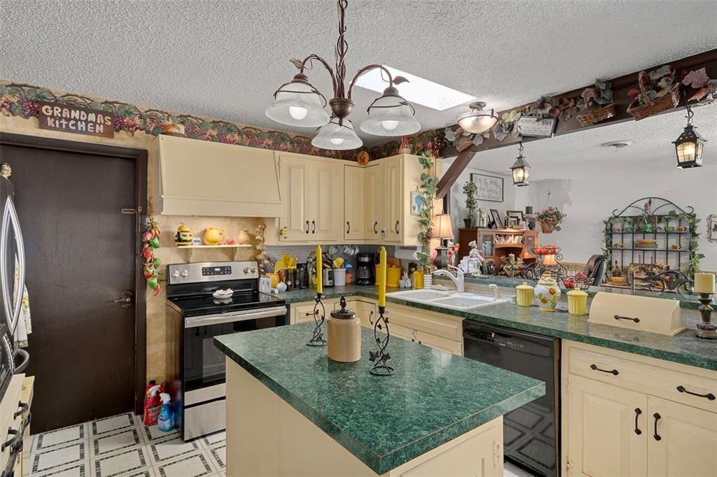 For Sale: $630,000 (4 beds, 3 baths, 2816 Square Feet)