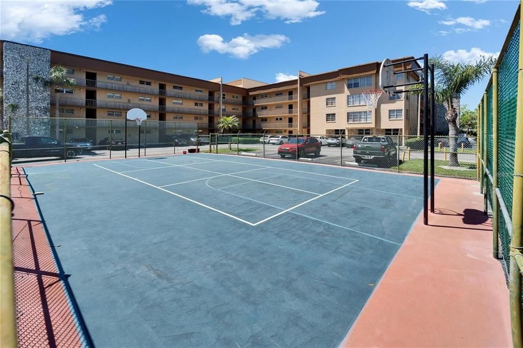 For Sale: $129,900 (1 beds, 1 baths, 586 Square Feet)