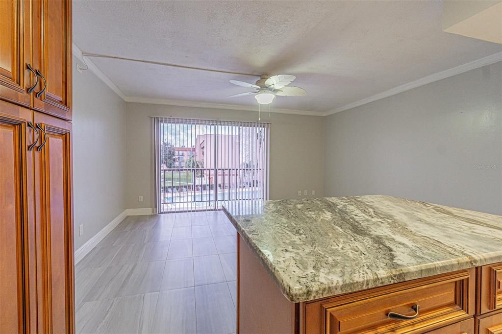 For Sale: $129,900 (1 beds, 1 baths, 586 Square Feet)