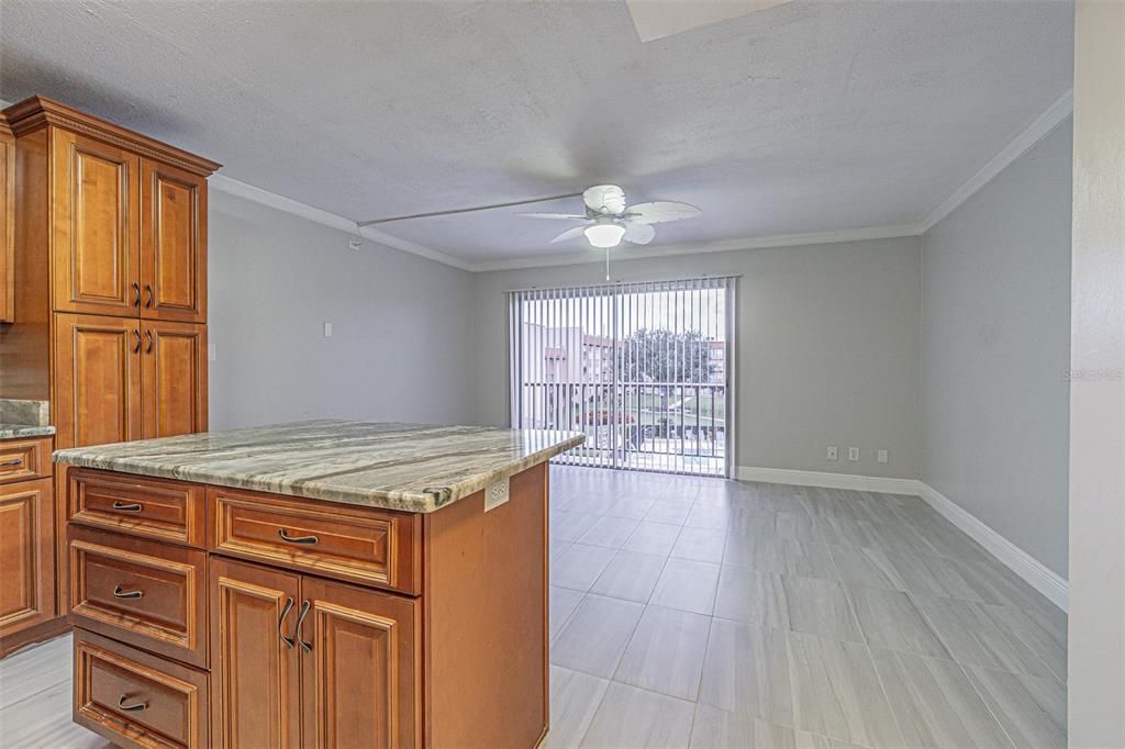 For Sale: $129,900 (1 beds, 1 baths, 586 Square Feet)