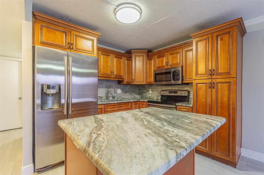 For Sale: $129,900 (1 beds, 1 baths, 586 Square Feet)