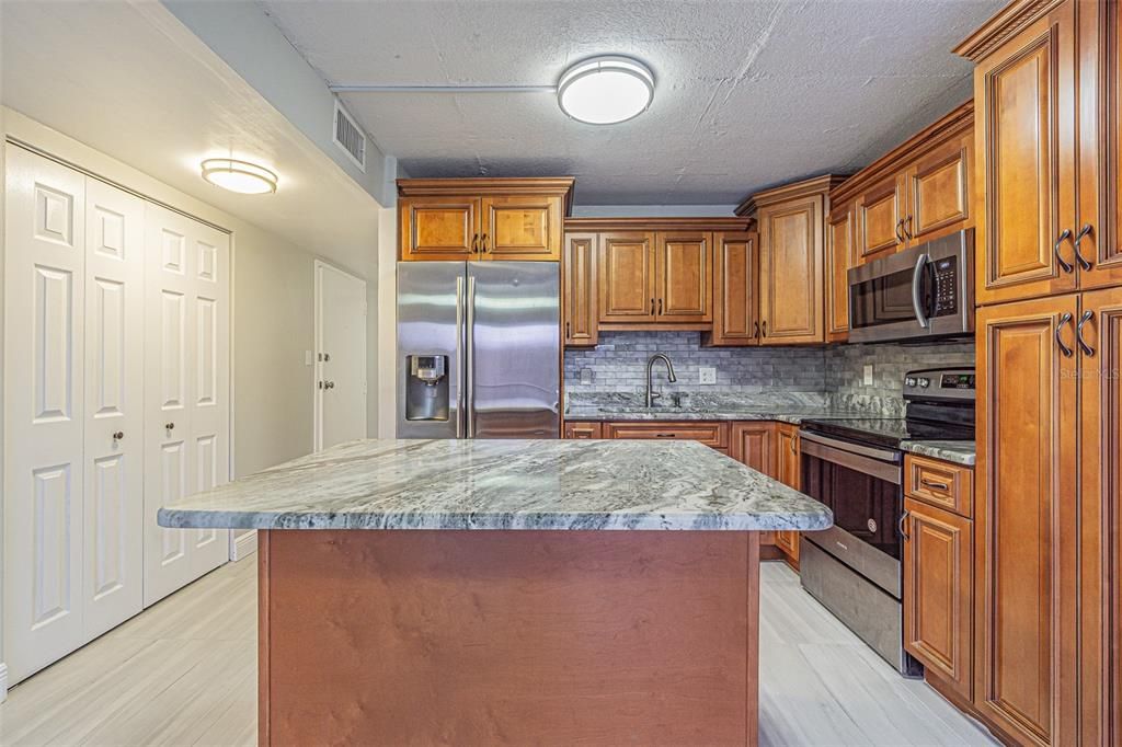 For Sale: $129,900 (1 beds, 1 baths, 586 Square Feet)