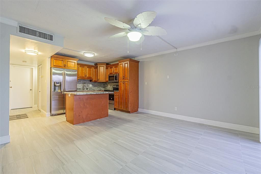 For Sale: $129,900 (1 beds, 1 baths, 586 Square Feet)