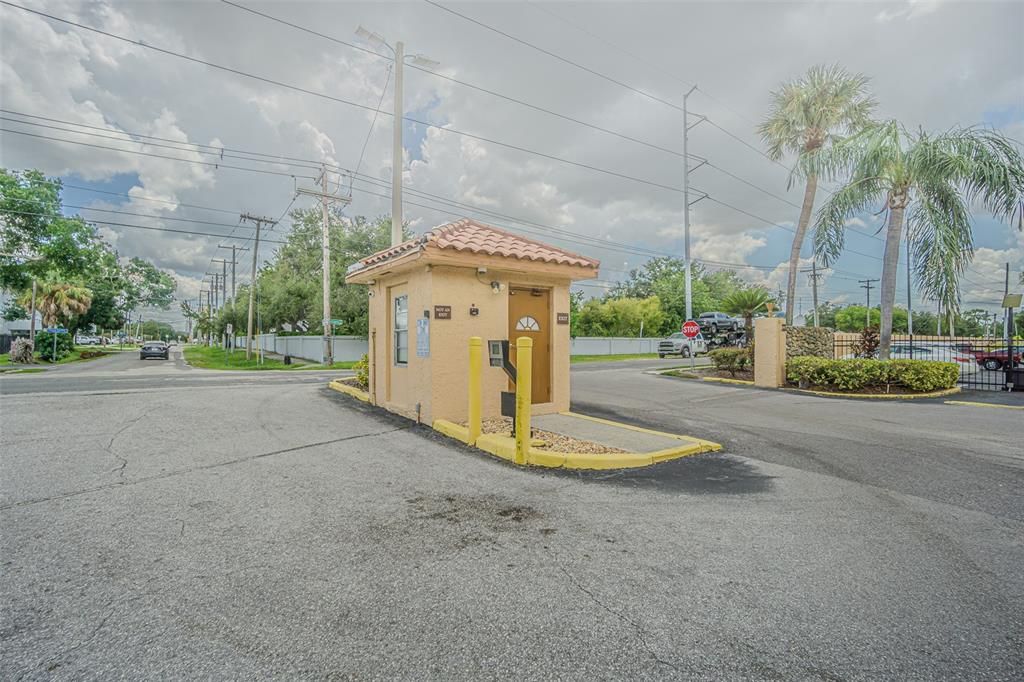 For Sale: $129,900 (1 beds, 1 baths, 586 Square Feet)