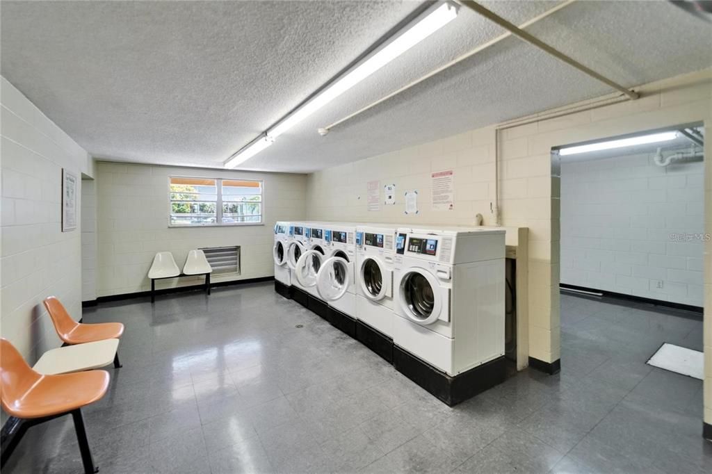 For Sale: $129,900 (1 beds, 1 baths, 586 Square Feet)