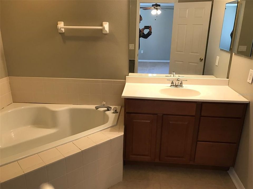 Под контрактом: $1,795 (3 спален, 2 ванн, 1870 Квадратных фут)