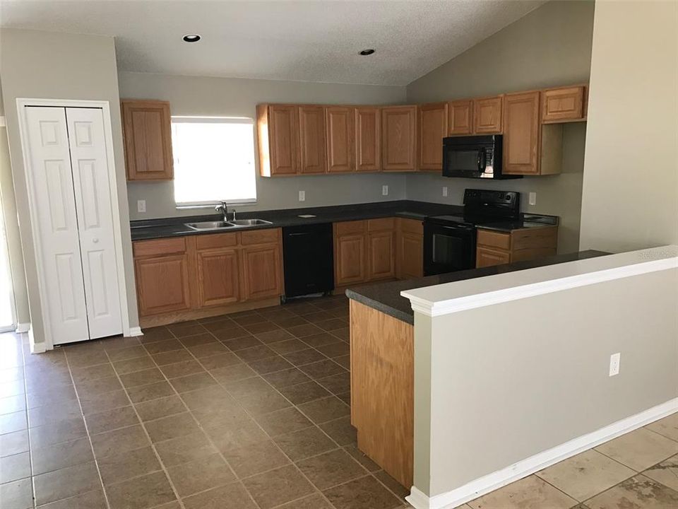 Под контрактом: $1,795 (3 спален, 2 ванн, 1870 Квадратных фут)