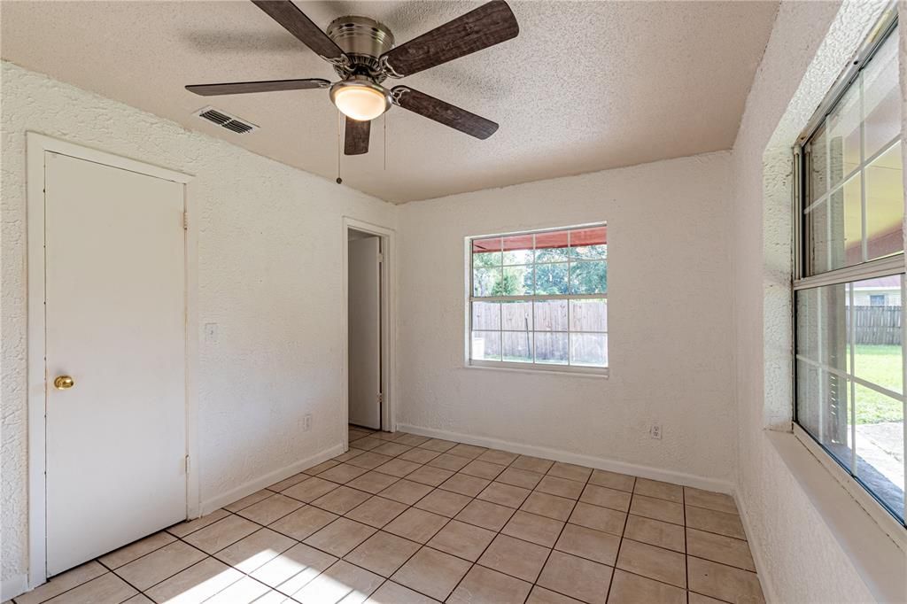 For Sale: $230,000 (4 beds, 1 baths, 1056 Square Feet)