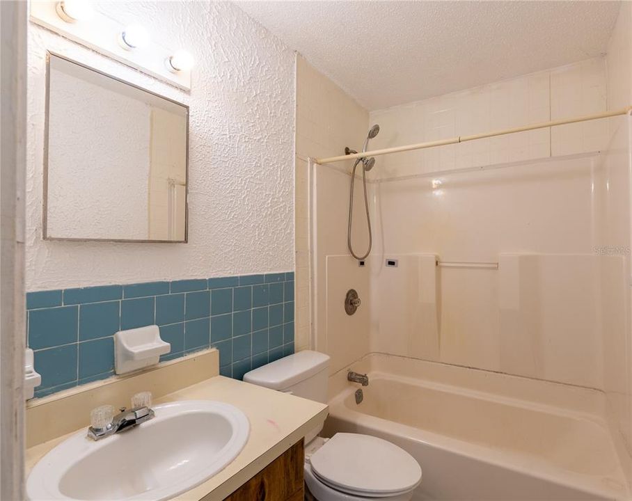 For Sale: $230,000 (4 beds, 1 baths, 1056 Square Feet)