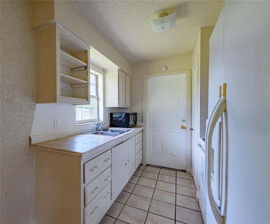 For Sale: $230,000 (4 beds, 1 baths, 1056 Square Feet)