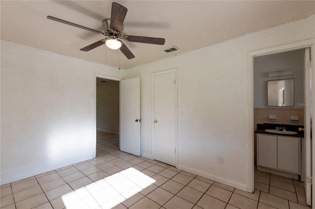 For Sale: $230,000 (4 beds, 1 baths, 1056 Square Feet)