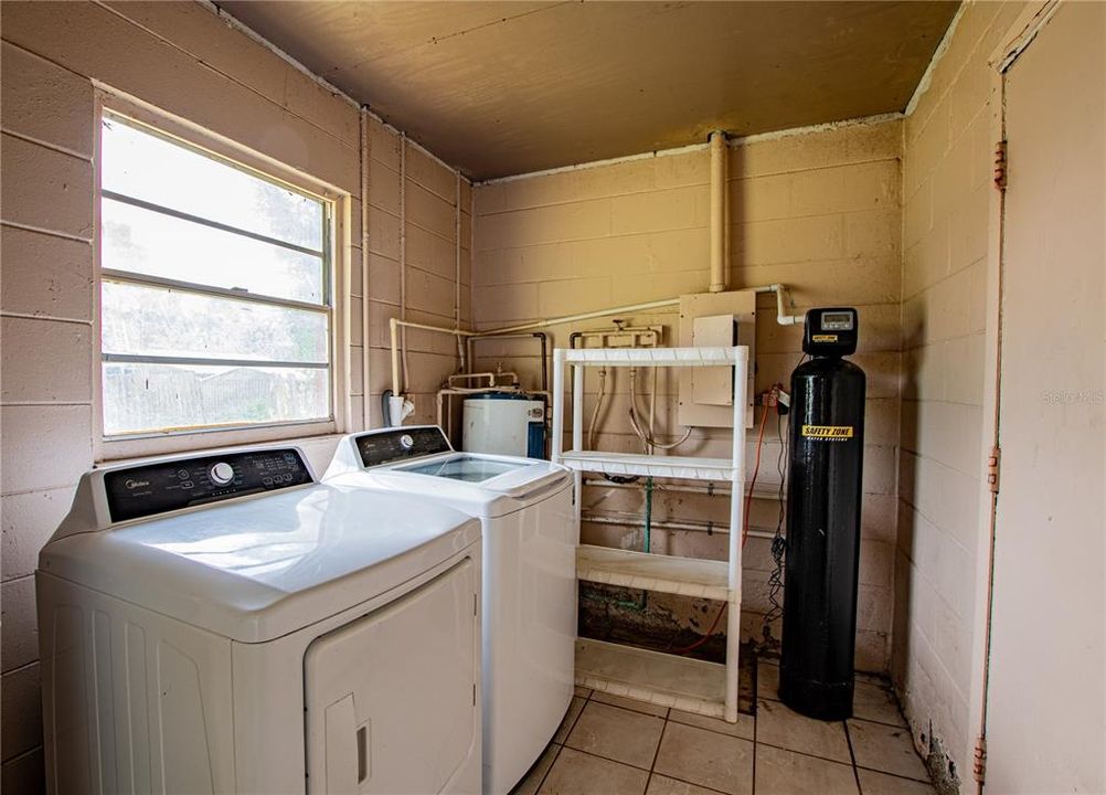For Sale: $230,000 (4 beds, 1 baths, 1056 Square Feet)
