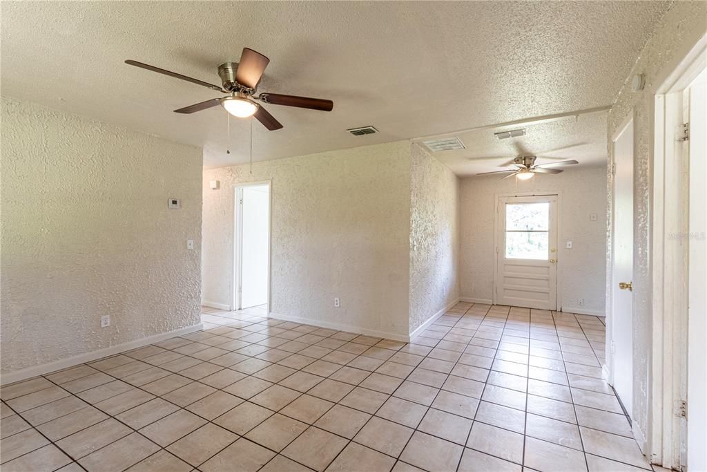 For Sale: $230,000 (4 beds, 1 baths, 1056 Square Feet)