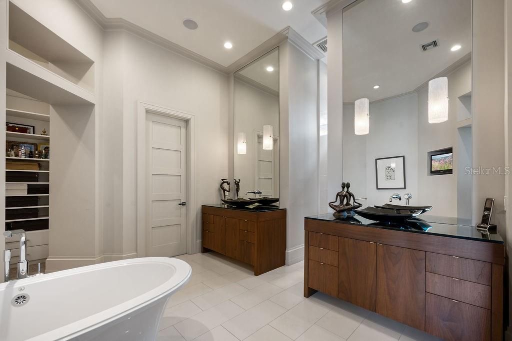 For Sale: $5,489,000 (6 beds, 7 baths, 8305 Square Feet)