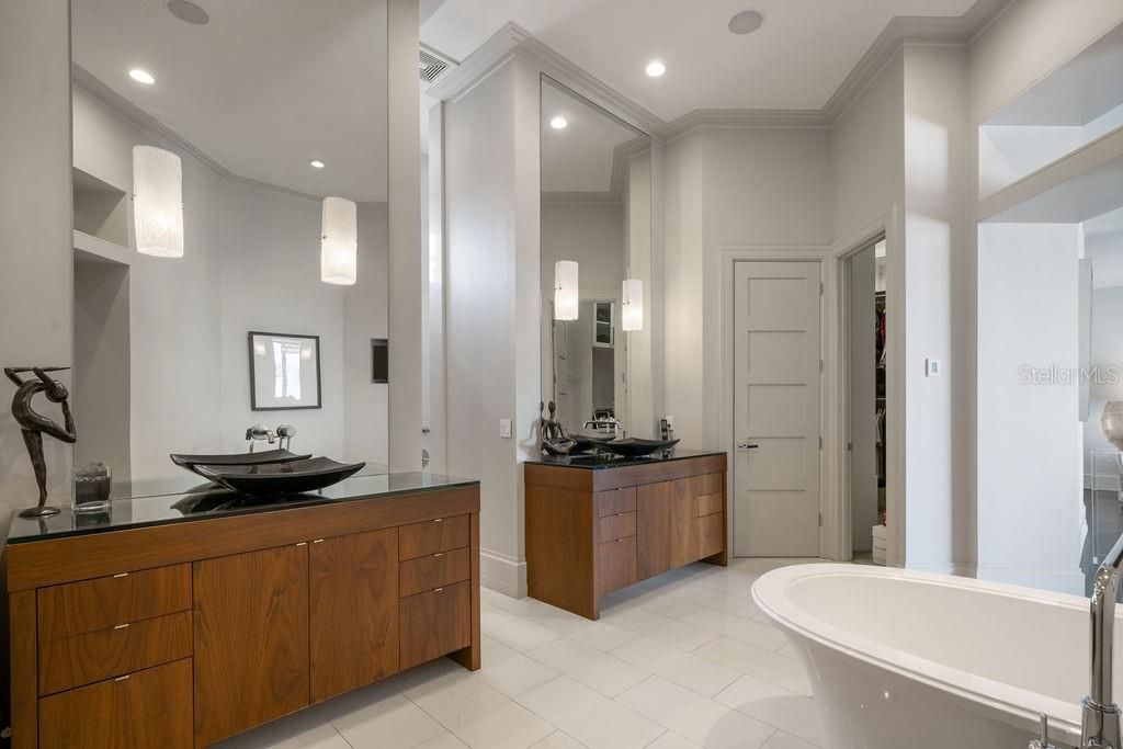 For Sale: $5,489,000 (6 beds, 7 baths, 8305 Square Feet)