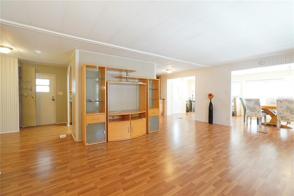 Active With Contract: $109,900 (2 beds, 2 baths, 1219 Square Feet)