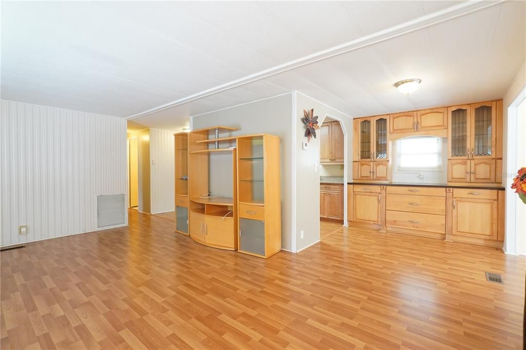 Active With Contract: $109,900 (2 beds, 2 baths, 1219 Square Feet)