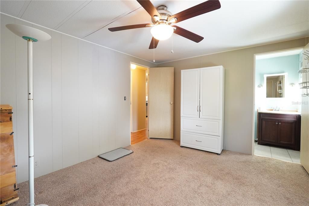 Active With Contract: $109,900 (2 beds, 2 baths, 1219 Square Feet)