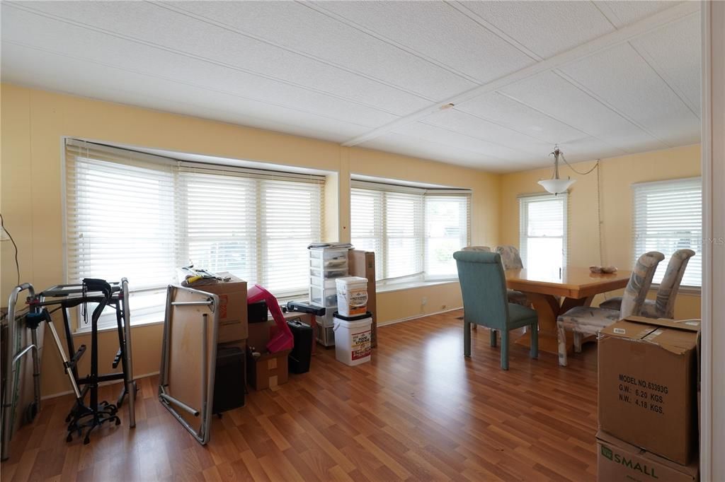 Active With Contract: $109,900 (2 beds, 2 baths, 1219 Square Feet)