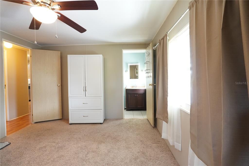 Active With Contract: $109,900 (2 beds, 2 baths, 1219 Square Feet)