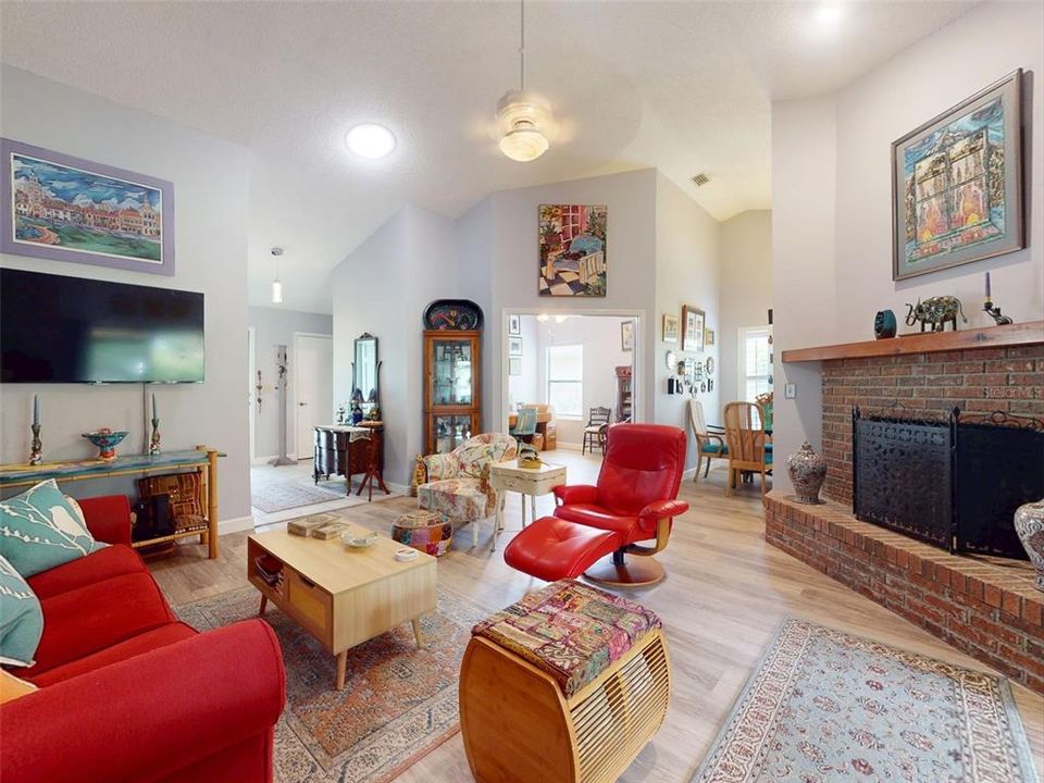 合同活跃: $285,000 (3 贝兹, 2 浴室, 1337 平方英尺)