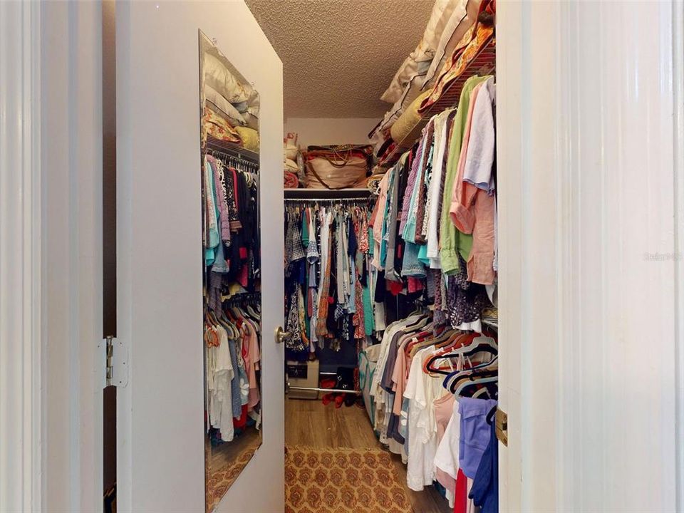 合同活跃: $285,000 (3 贝兹, 2 浴室, 1337 平方英尺)