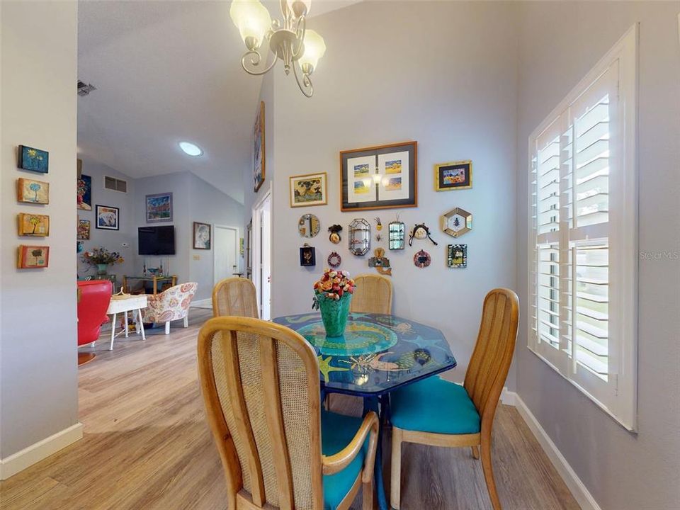 合同活跃: $285,000 (3 贝兹, 2 浴室, 1337 平方英尺)