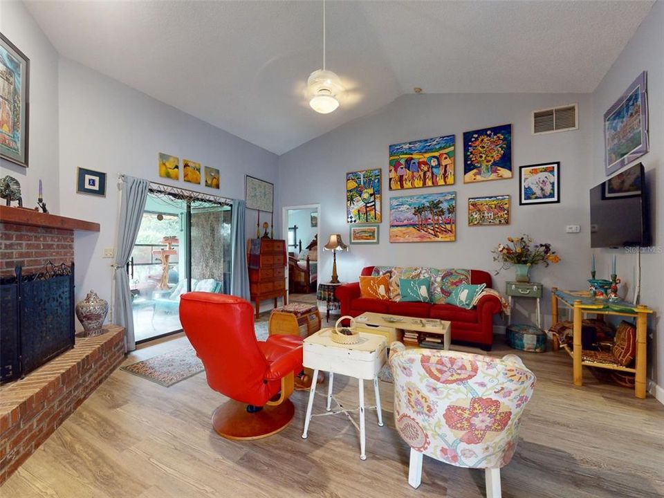 合同活跃: $285,000 (3 贝兹, 2 浴室, 1337 平方英尺)