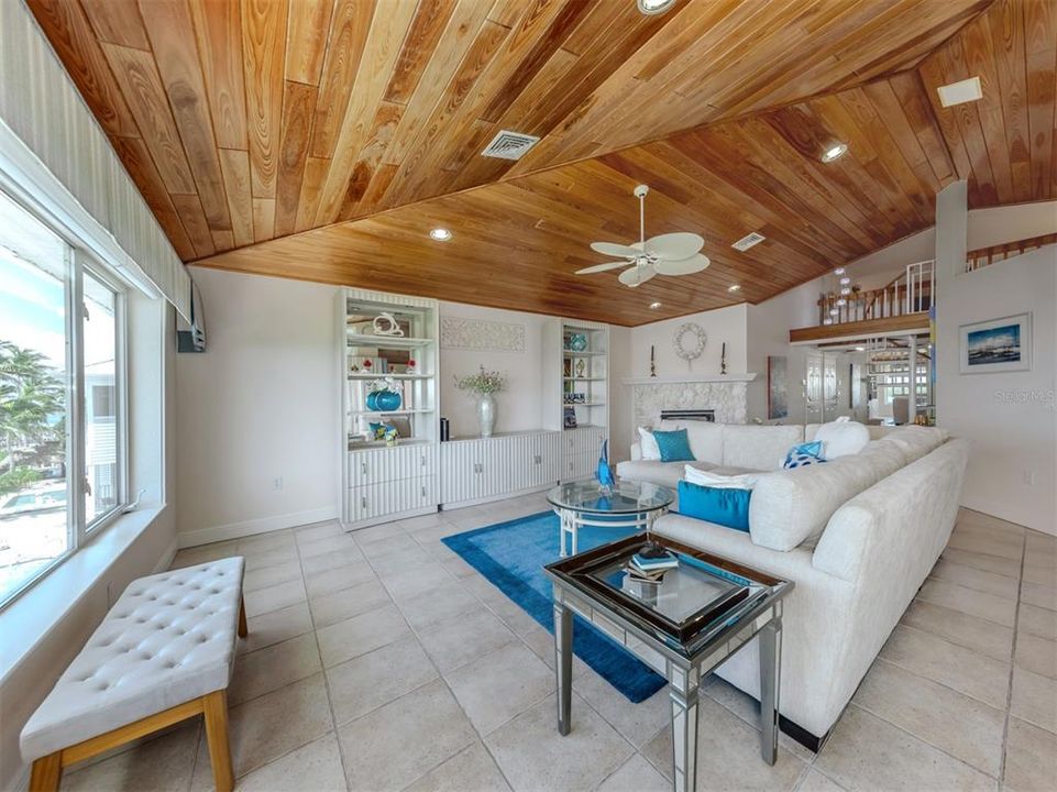 На продажу: $724,000 (3 спален, 2 ванн, 1916 Квадратных фут)