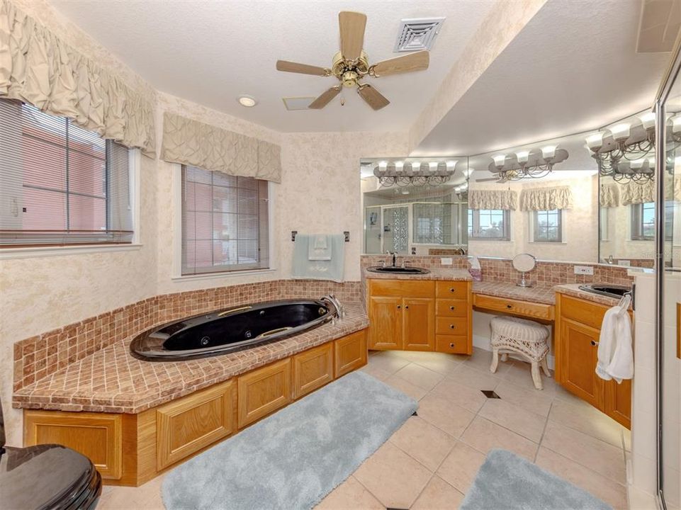 На продажу: $724,000 (3 спален, 2 ванн, 1916 Квадратных фут)