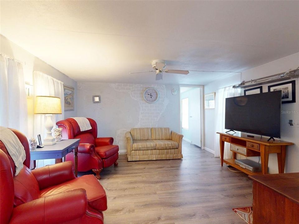 For Sale: $119,900 (2 beds, 1 baths, 784 Square Feet)