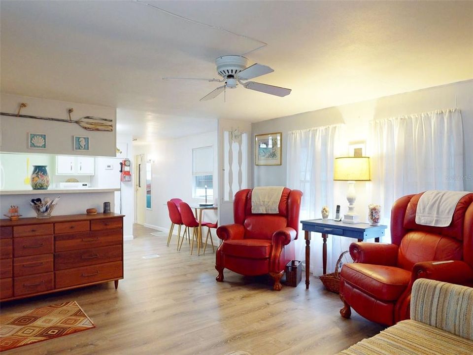 For Sale: $119,900 (2 beds, 1 baths, 784 Square Feet)