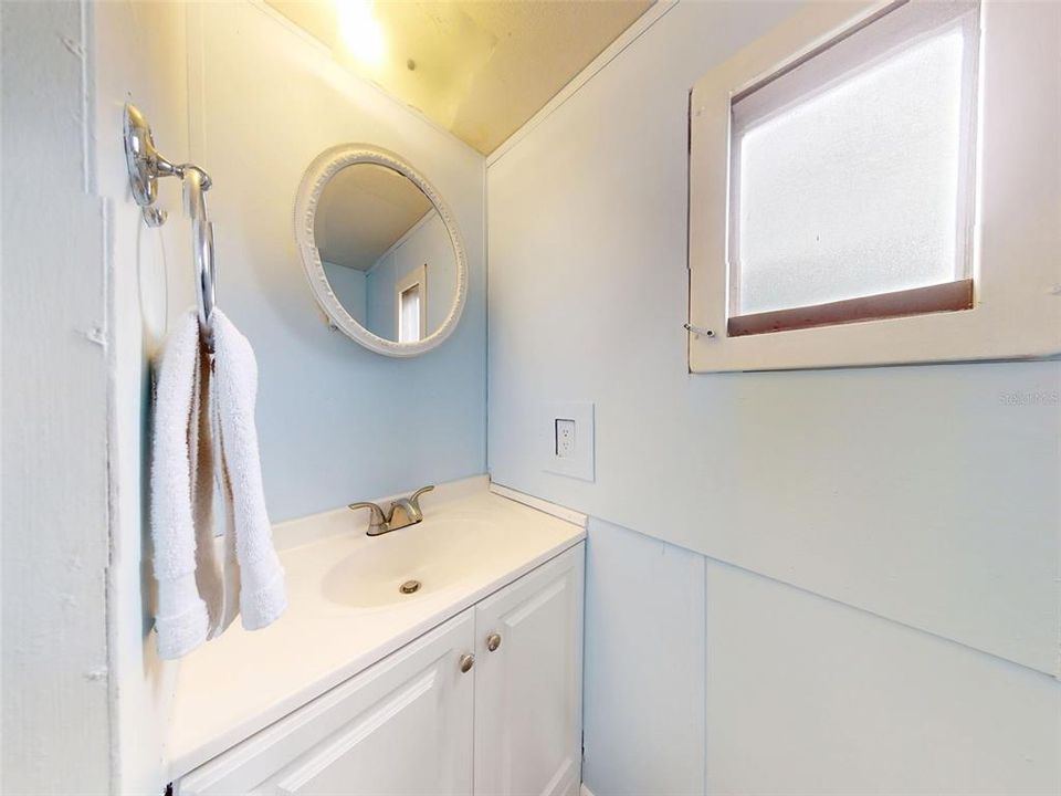 For Sale: $119,900 (2 beds, 1 baths, 784 Square Feet)