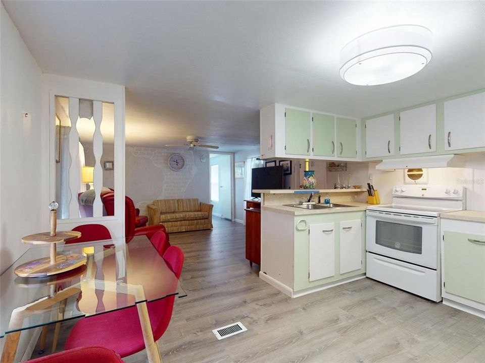 For Sale: $119,900 (2 beds, 1 baths, 784 Square Feet)