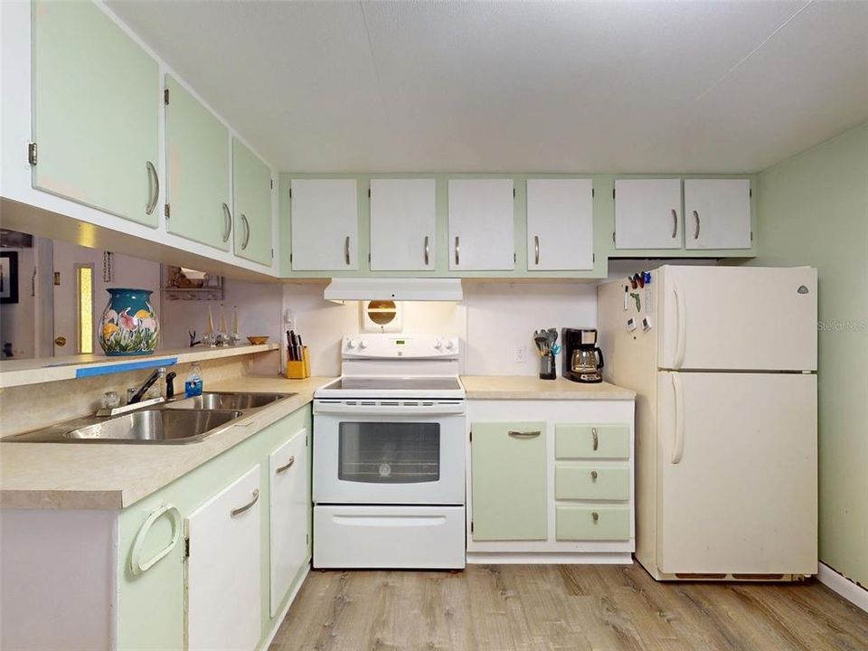 For Sale: $119,900 (2 beds, 1 baths, 784 Square Feet)