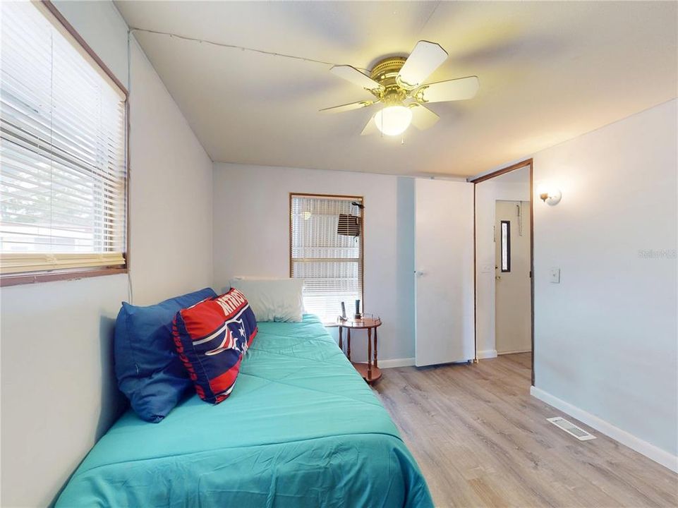 For Sale: $119,900 (2 beds, 1 baths, 784 Square Feet)